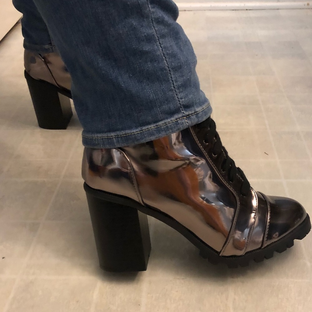 NWT QUPID Metallic Lace Up Chunky Heel Boots/ Booties - Picture 4 of 10